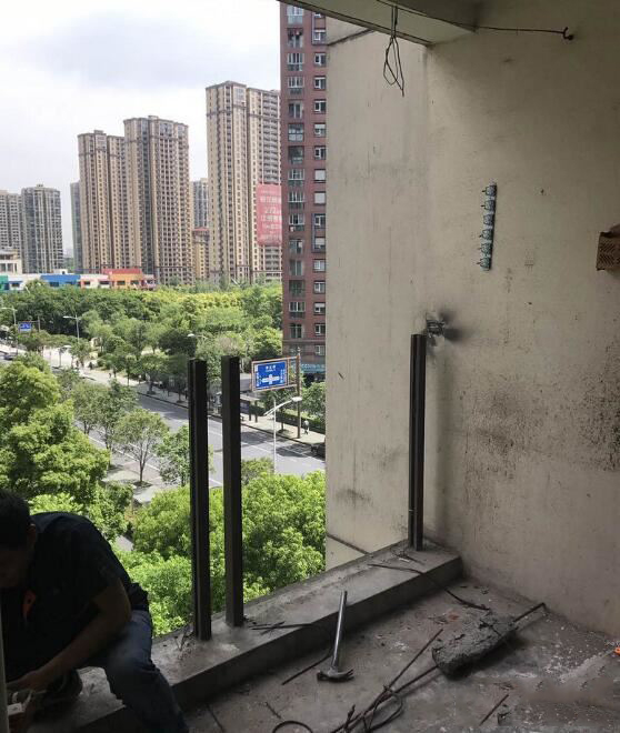 包阳台凤铝的型号是70还是90？
